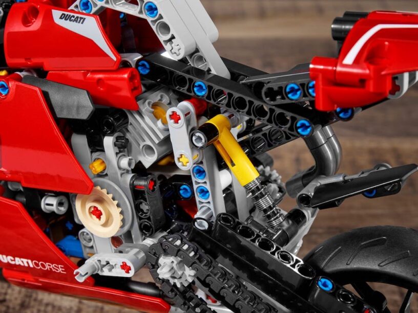 Corrupt Hollywood mot LEGO Ducati Panigale V4 R is een heel gaaf speeltje - Autoblog.nl