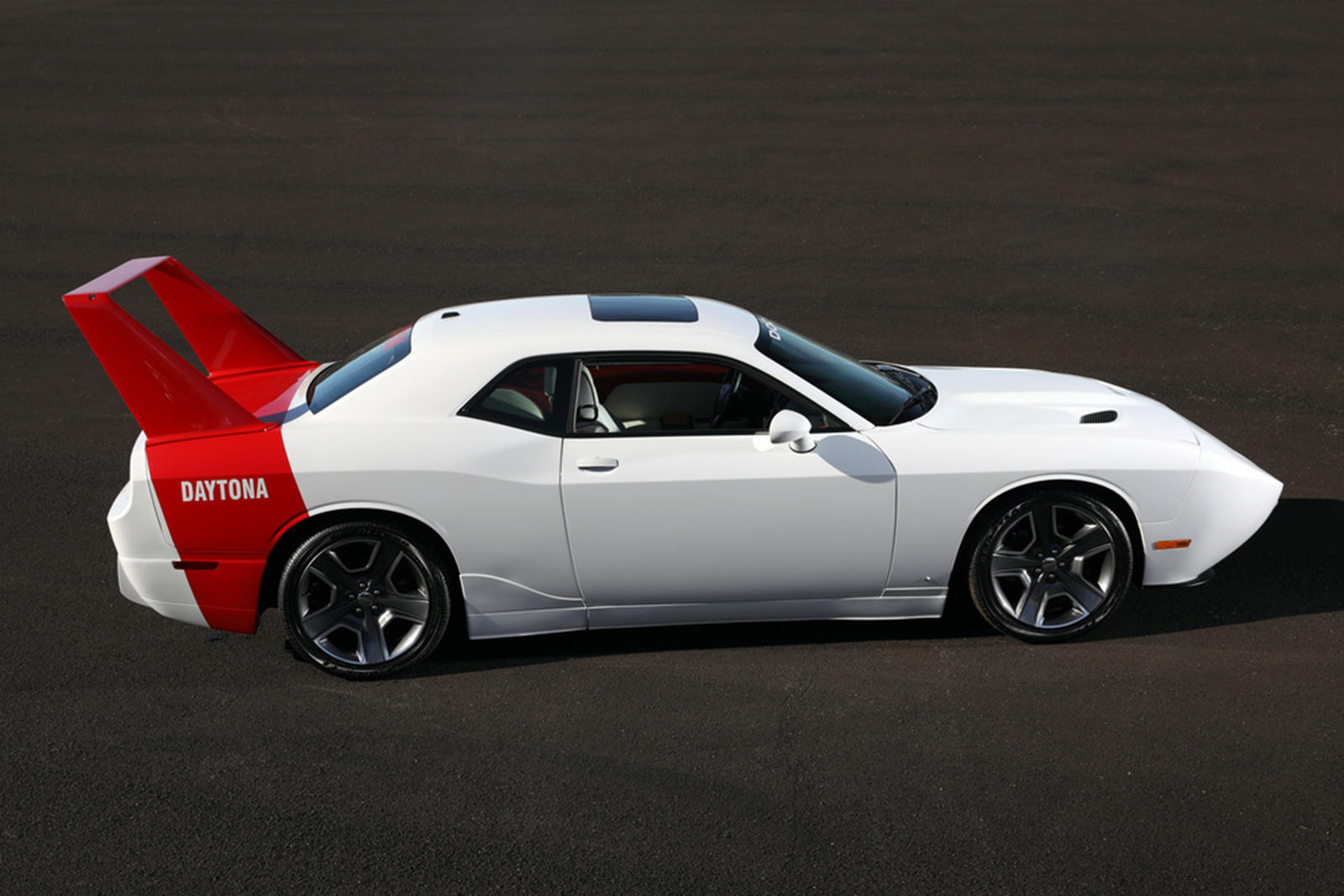 Dodge Challenger Daytona heeft een V8 en enorme spoiler - Autoblog.nl