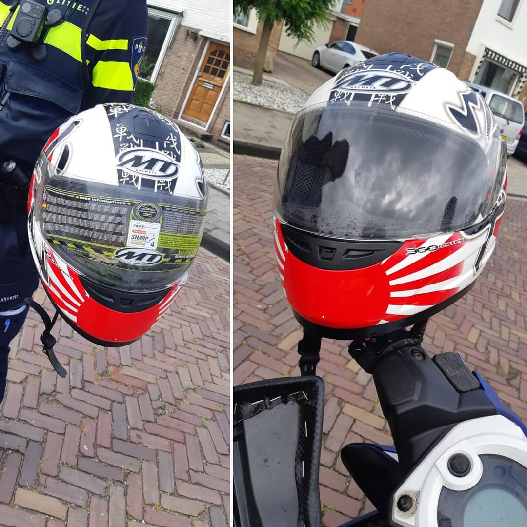 Oorzaak Artiest verlangen LOL: man rijdt al jaren met beschermingssticker op helm - Autoblog.nl