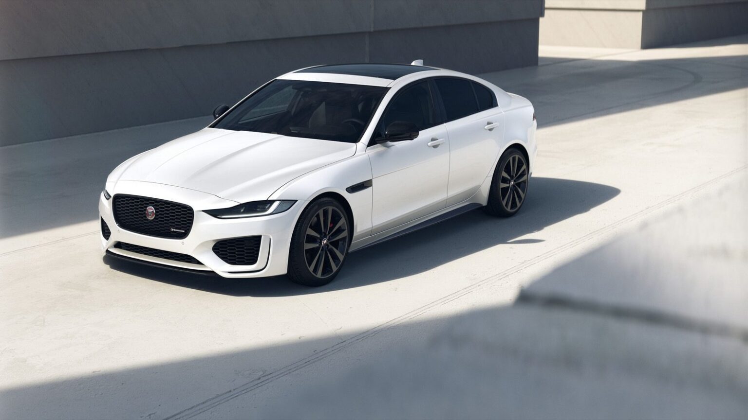 Jaguar XE RDynamic Black is helemaal premium en hip Autoblog.nl