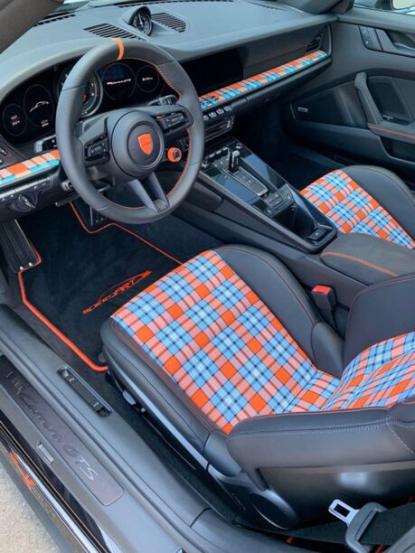 Porsche 911-interieur in Gulf-kleuren