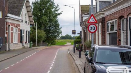 Auto's uit de bocht op dijk in Alblasserdam [video]