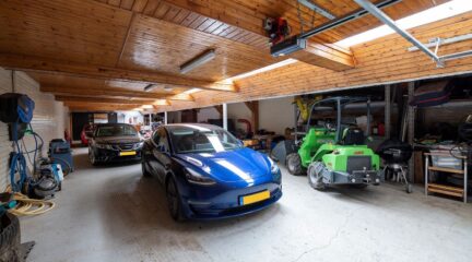 Kasteelvilla met driftrotonde kan wel wat leuke auto's gebruiken