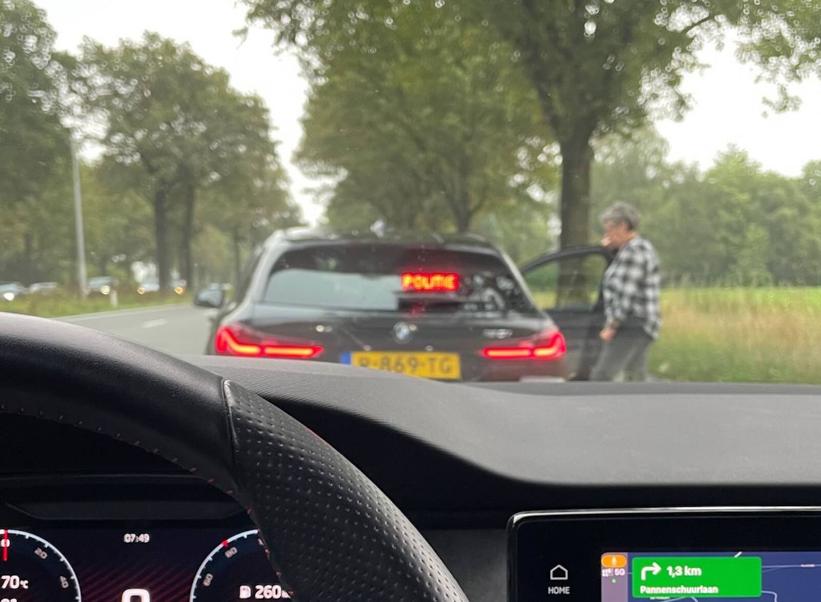 Moeten er meer politieauto's op de weg komen en minder flitsers?