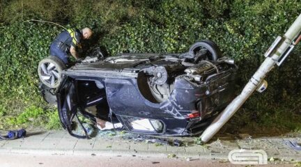 Petjes in Golf GTI eindigen op de kop in Amsterdam