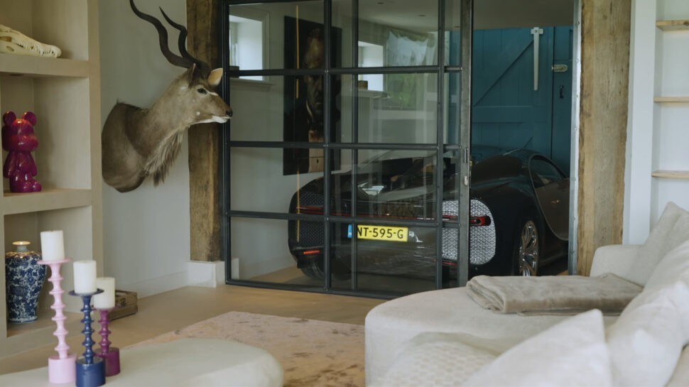 Huis van Perridon Junior met Bugatti in de garage