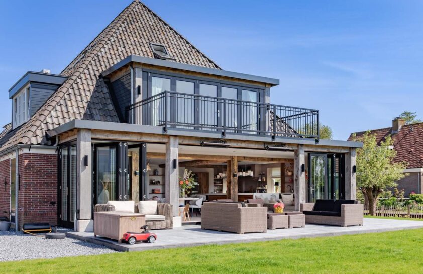 Huis van Perridon Junior met Bugatti in de garage