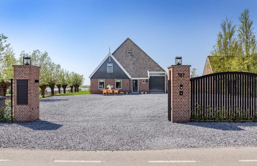 Huis van Perridon Junior met Bugatti in de garage