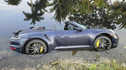 Porsche 992 Turbo S neemt frisse duik in het water