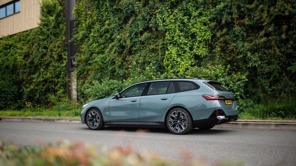 Car Whiz Garage – Introducing BMW i5 Touring endurance test