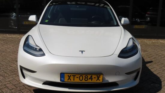 Wie rijdt deze Tesla Model 3 over de 3 ton?