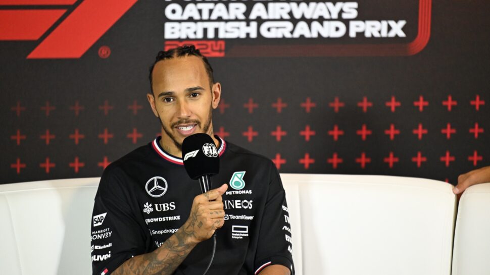 Hamilton trekt racismekaart met FIA-uitspraak