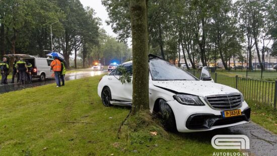 Boom wint van S63 AMG in Zaandam