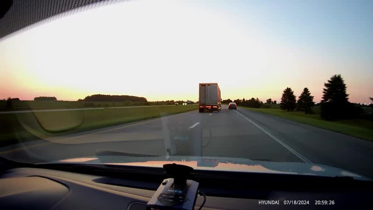 Video: Zou deze trucker echt niets doorhebben?