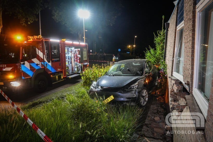 Tesla Model 3 ramt huis in Elst