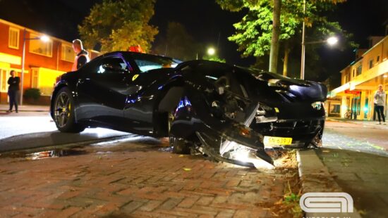 Auw: Ferrari F12 kopt boom in Den Helder