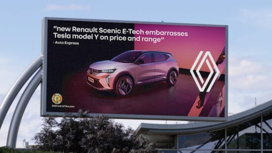 Renault zet Tesla-rijders voor aap met billboard