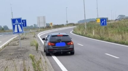 BMW-rijder zet auto op (snel)weg stil: "Moest werken"