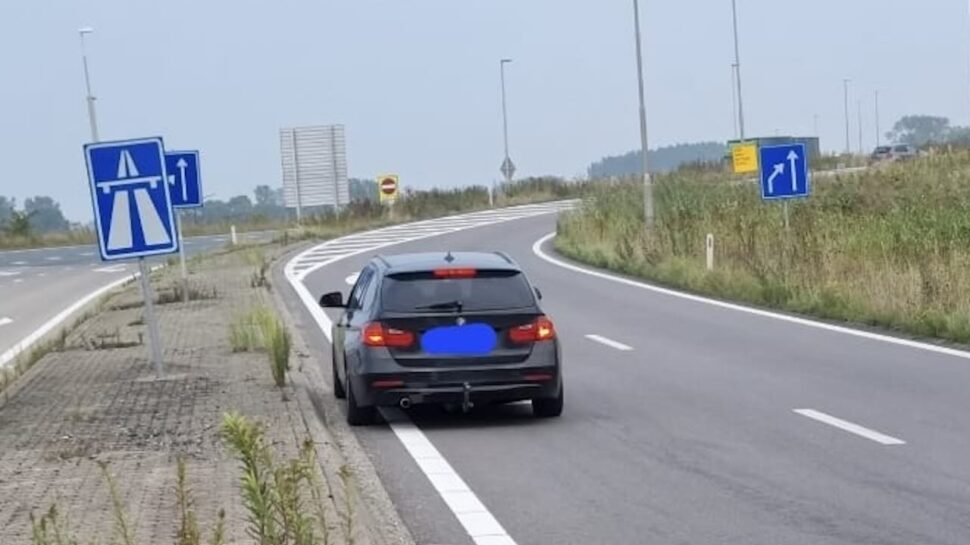 BMW-rijder zet auto op (snel)weg stil: "Moest werken"