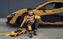 Volwassen man speelt met Lego op Silverstone 