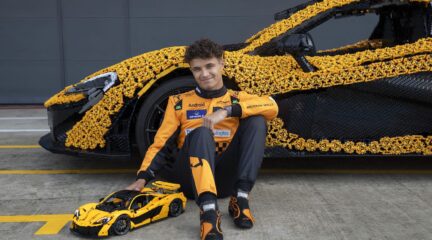 Volwassen man speelt met Lego op Silverstone [video]