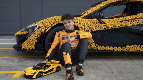 Volwassen man speelt met Lego op Silverstone [video]